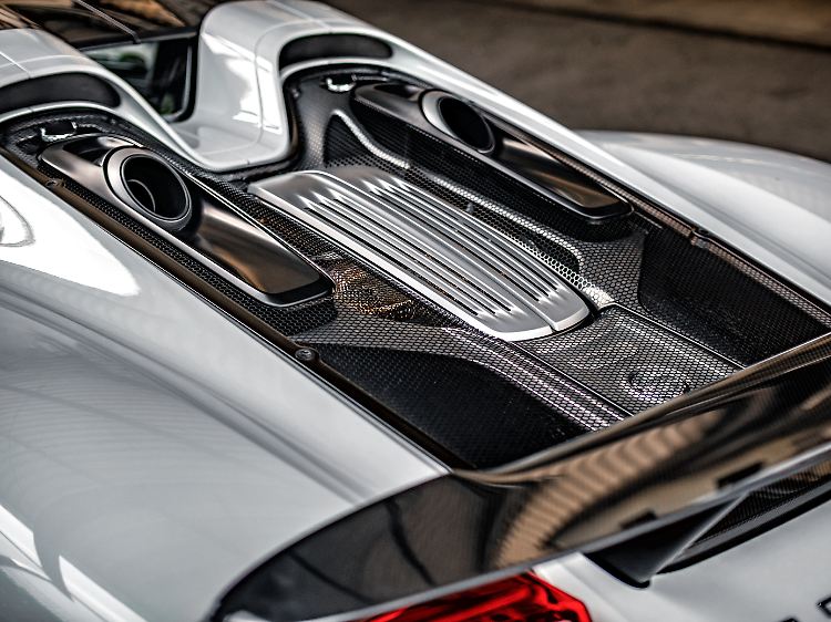 Vom Flatplane-V8 des 918 Spyder sieht der Betrachter nicht viel, die beiden Elektromotoren verstecken sich ohnehin tief unter der Außenhaut.