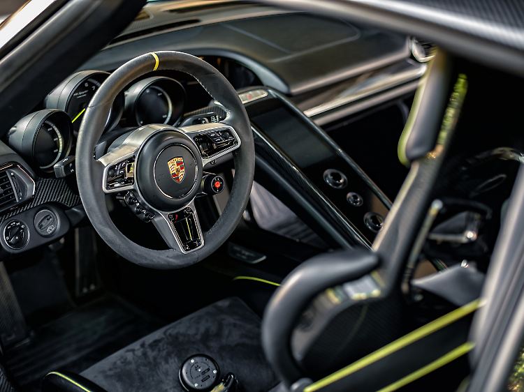 Das Konzept des mittig angeordneten Drehzahlmessers hält Porsche auch bei den extremen Sportwagen bei.