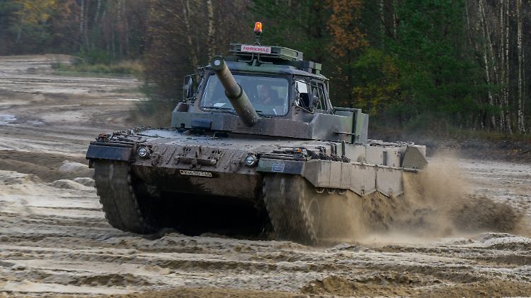 Ein Panzer vom Typ Leopard II. Die deutsche Position zu Panzerlieferungen rufe in der Ukraine Unverständnis hervor, so von Cramon.