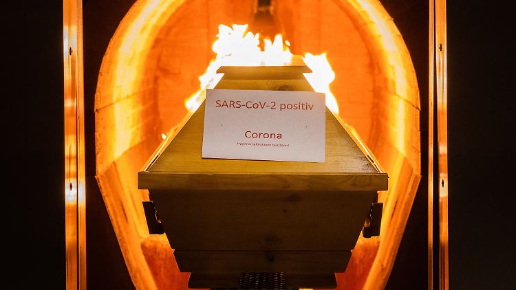 Ein Verstorbener in einem Sarg mit Aufschrift "SARS-CoV-2 positiv - Corona" wird in einem Krematorium in Hildesheim eingeäschert.