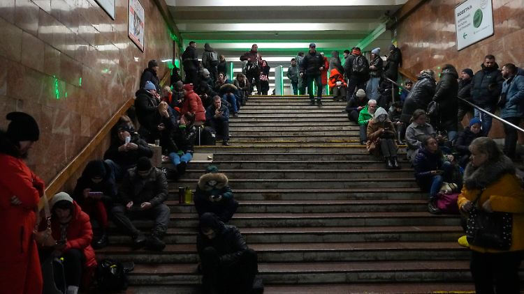 In der Kiewer U-Bahn suchen die Menschen Zuflucht vor den russischen Luftangriffen.