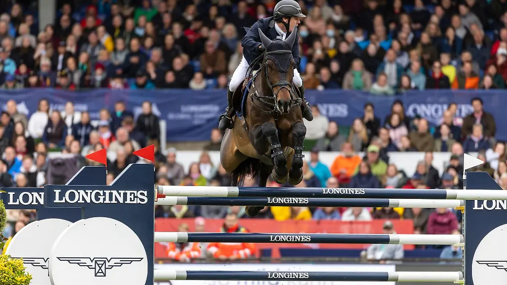 Pferdesport-Springen-Michael-Pender-aus-Irland-siegte-in-Wiesbaden