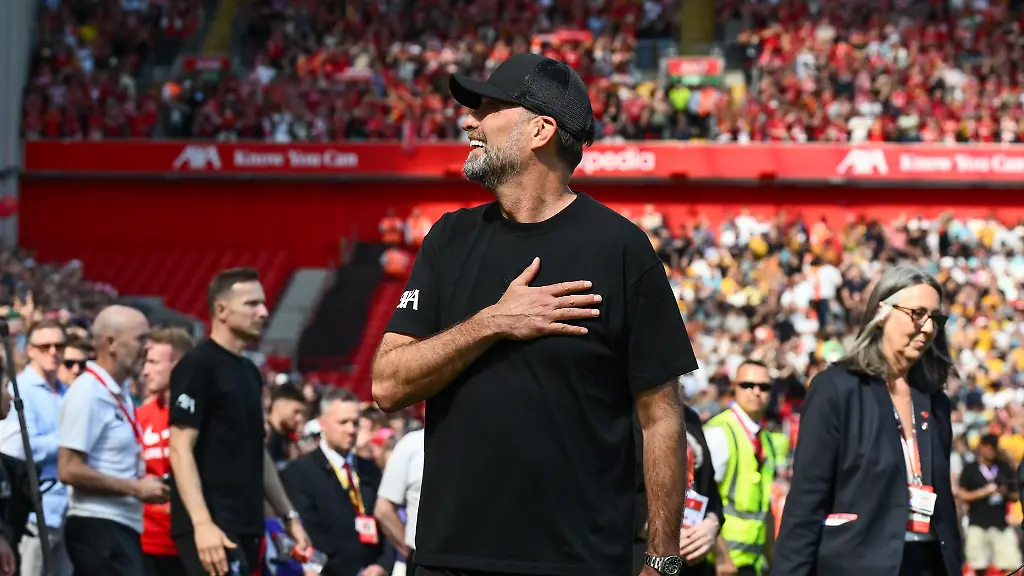 Juergen-Klopp-begruesst-die-Fans-vor-seinem-letzten-Spiel-an-der-Anfield-Road