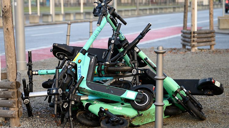 E-Scooter sorgen häufig für Ärger - nicht nur, wenn sie auf dem Gehweg rumliegen.