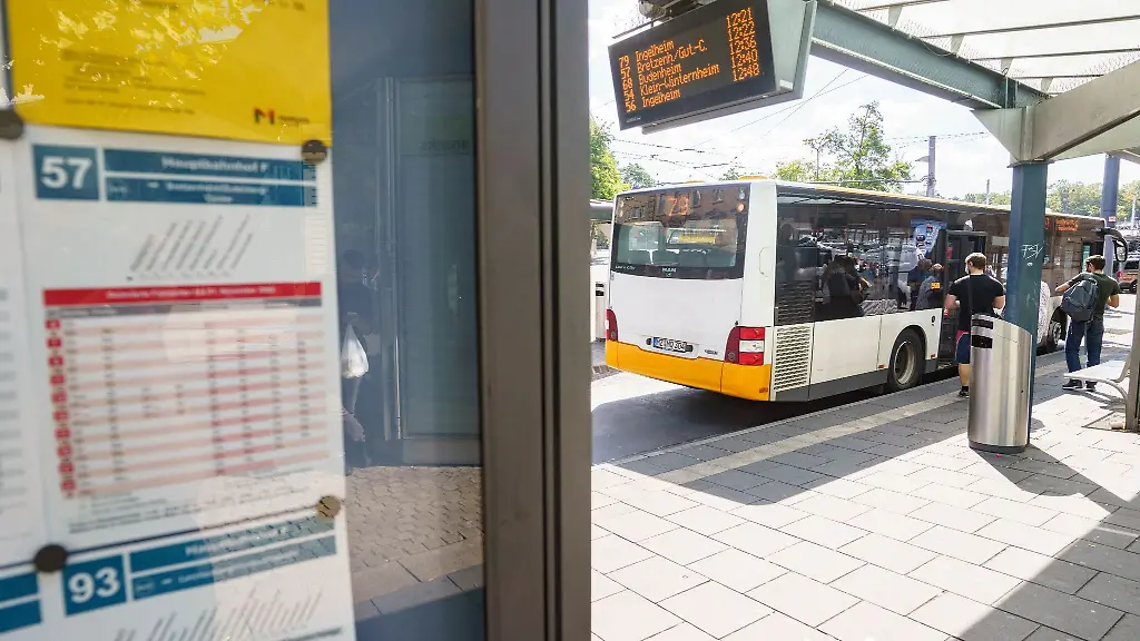 Ein-Bus-haelt-an-der-Haltestelle-am-Mainzer-Hauptbahnhof