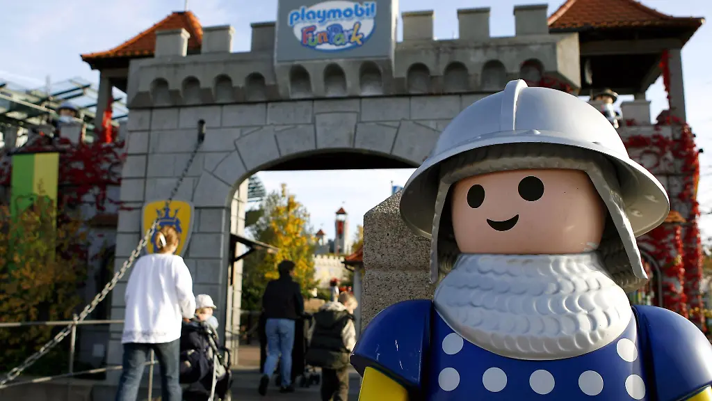 Eine-ueberdimensionale-Playmobil-Ritterfigur-steht-am-Eingang-des-Playmobil-FunParks-in-Zirndorf-bei-Nuernberg