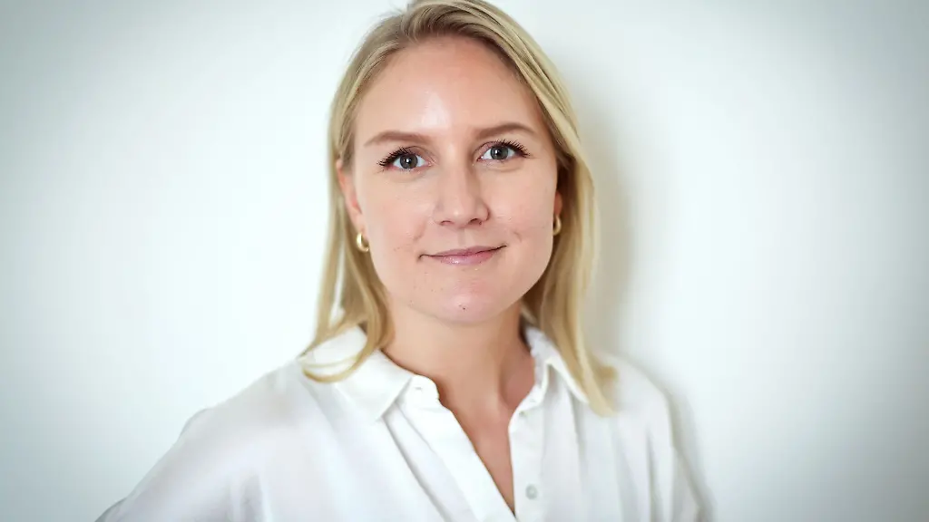 Julia-Carstens-CDU-Staatssekretaerin-im-Ministerium-fuer-Wirtschaft-Verkehr-Arbeit-Technologie-und-Tourismus-in-Schleswig-Holstein-steht-bei-einem-Fototermin-am-Rande-einer-Sitzung-des-Landtags-von-Schleswig-Holstein-im-Landeshaus