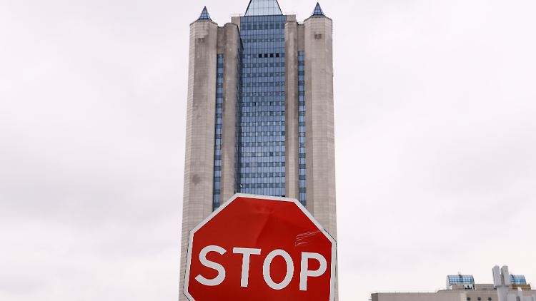 Büroturm des russischen Staatskonzerns Gazprom in Moskau: Mitarbeiter berichten davon, dass Urlaub im Ausland nicht mehr geduldet wird.  