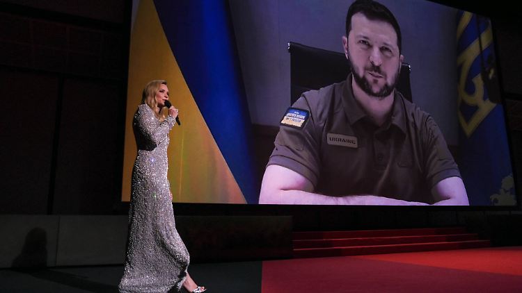 Überlebensgroß: Präsident Selenskyj bei seiner Ansprache im Mai in Cannes.