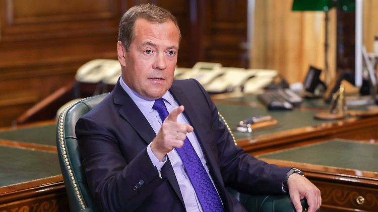 Dmitri Medwedew wirft den Nato-Staaten vor, Russland schon längst den "hybriden Krieg" erklärt zu haben.