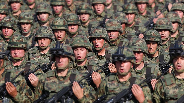Serbische Einheiten, hier bei einer Übung abgelichtet, sollen nach dem Wunsch ihrer Regierung im Kosovo eingesetzt werden.