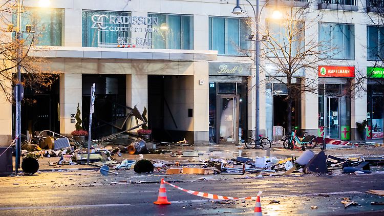 Die rund eine Million Liter Wasser quollen aus dem Gebäude und ergossen sich auch auf der am haus vorbeiführenden Straße.