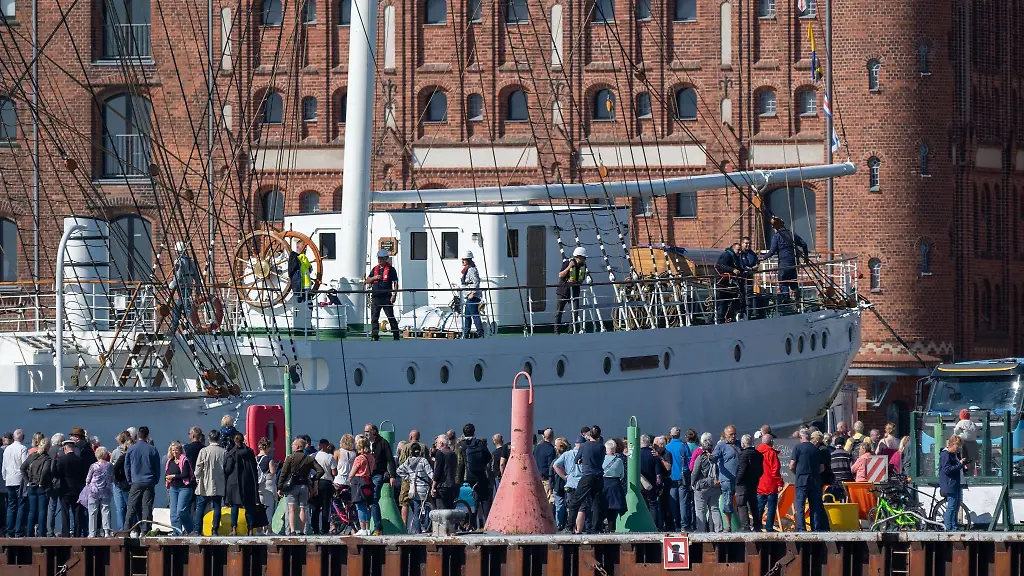 Das-Segelschiff-Gorch-Fock-I-wird-von-Schleppern-in-den-Stadthafen-gebracht