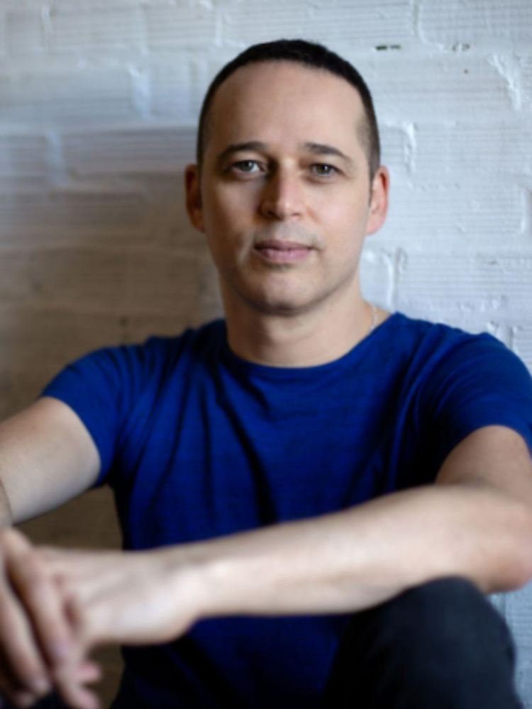 Ron Leshem kommt aus Israel, wohnt in den USA und lebt beim Schreiben viele Leben.