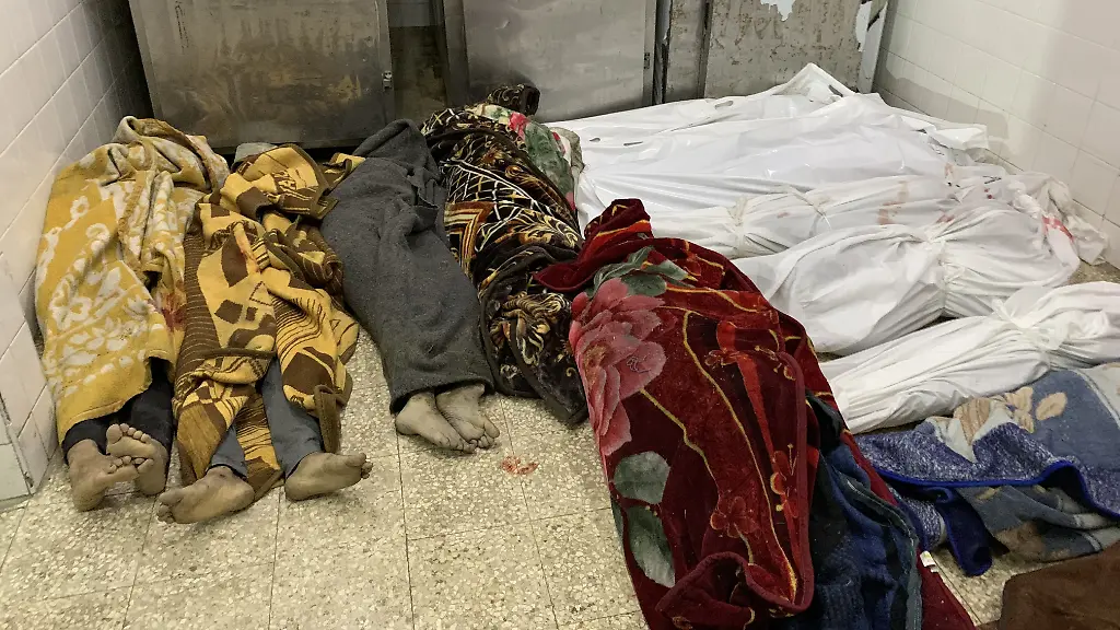 Die-Leichen-Dutzender-Palaestinenser-werden-ins-Al-Aksa-Krankenhaus-in-Deir-al-Balah-gebracht