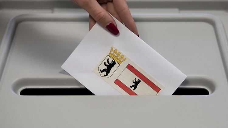 Rein in die Urne: Mit dem richtigen Stimmzettel, versteht sich.