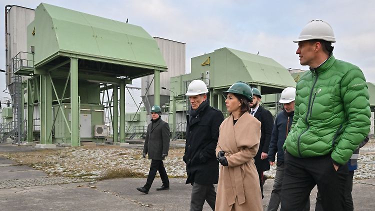 Ministerin Baerbock machte sich ein Bild von dem Gasturbinenwerk Thyrow, das bei einem potenziellen Blackout zum Einsatz kommen soll.