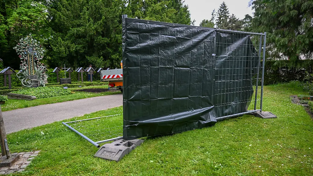 Die-Grabstaette-von-Wolfgang-Schaeuble-hinter-einer-Absperrung-auf-dem-Friedhof
