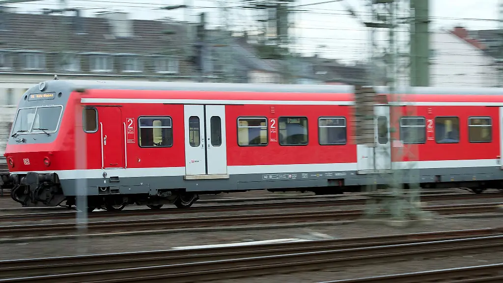 Eine-S-Bahn-faehrt-durch-Nordrhein-Westfalen