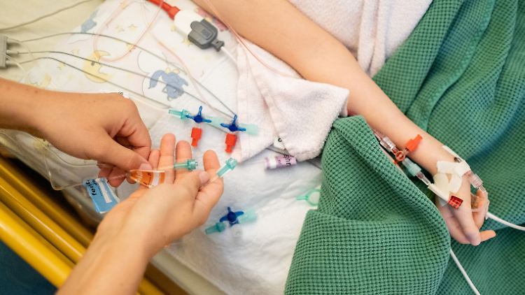Wegen der derzeitigen Lage in Kinderkliniken sei eine gute Einbindung der Eltern oft "nur unzureichend möglich", sagt die Präsidentin des Deutschen Roten Kreuzes.
