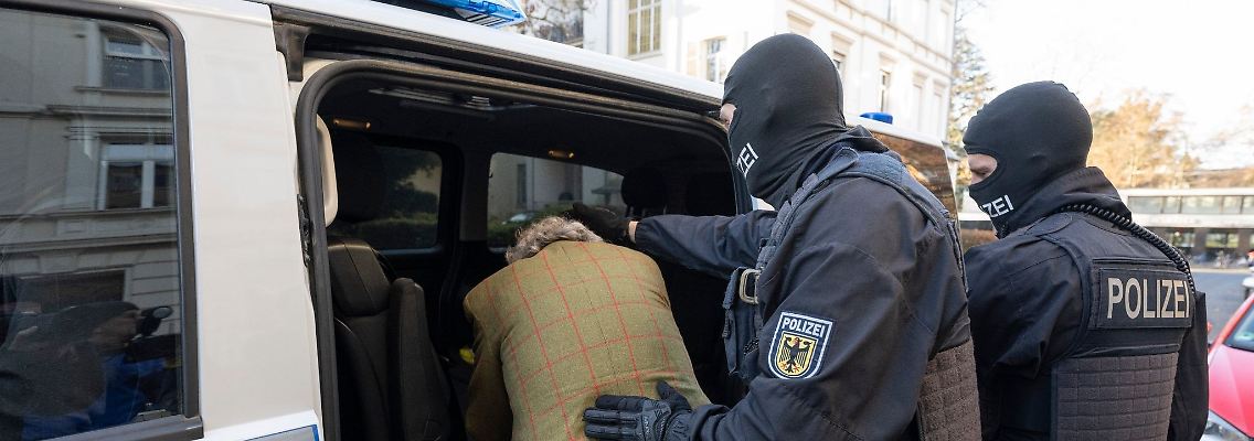 Beamte führen Heinrich XIII Prinz Reuß bei einer Razzia gegen sogenannte "Reichsbürger" Frankfurt/Main zu einem Polizeifahrzeug.