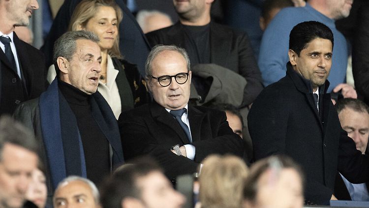 Schlüsselfiguren: Nicolas Sarkozy (l.) und Nasser al-Khelaifi (r.) bei einem Spiel von PSG im November 2022.