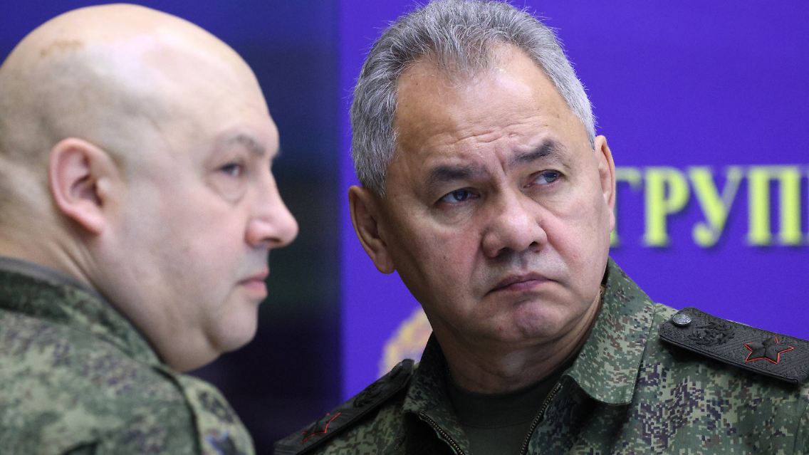 Verteidigungsminister Sergej Schoigu beriet sich am Freitag mit Sergej Surovikin, dem Kommandeur der Streitkräfte im Angriff auf die Ukraine.