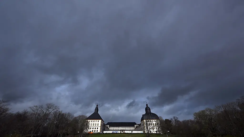 Wolken-ziehen-ueber-Schloss-Friedenstein