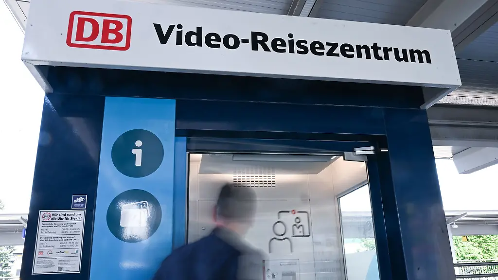 Eine-Person-geht-in-ein-Video-Reisezentrum-an-einem-Regionalbahnhof-gestellte-Szene