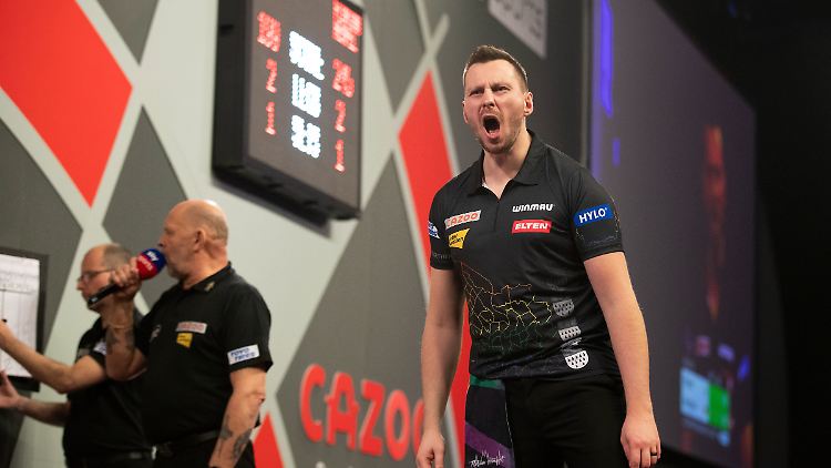 Florian Hempel gewinnt auch bei seiner zweiten Darts-WM das Auftaktspiel.