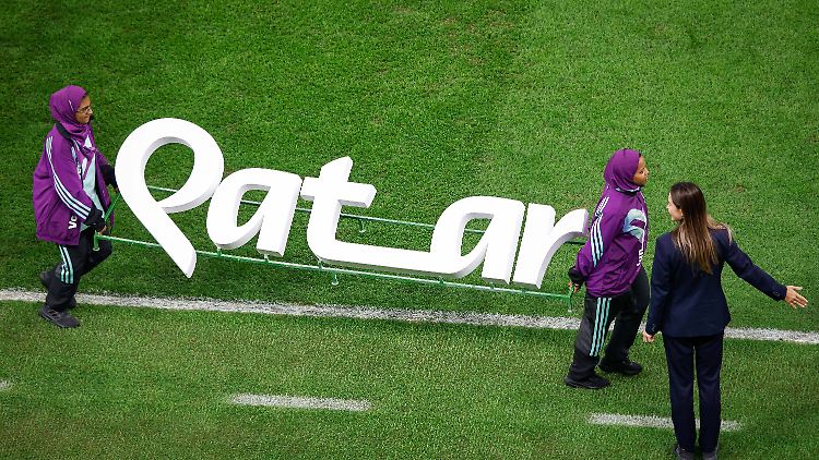 Volunteers vor einem Spiel bei der WM in Katar.