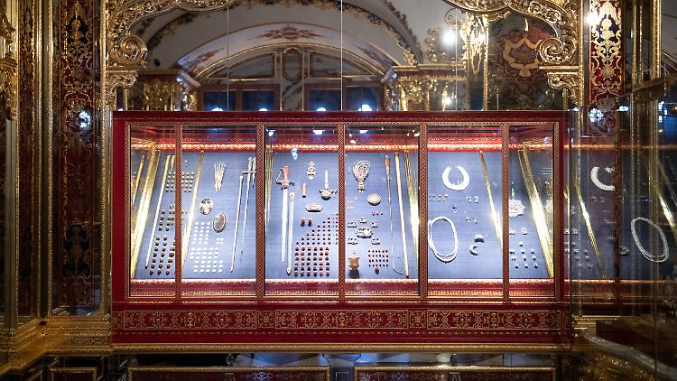 Das Juwelenzimmer im Historischen Grünen Gewölbe. Ermittler können nun 31 Einzelteile der gestohlenen Schmuckstücke sicherstellen.