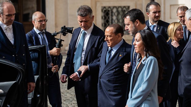 Bei öffentlichen Auftritten braucht Italiens früherer Ministerpräsident seit Monaten Hilfe.
