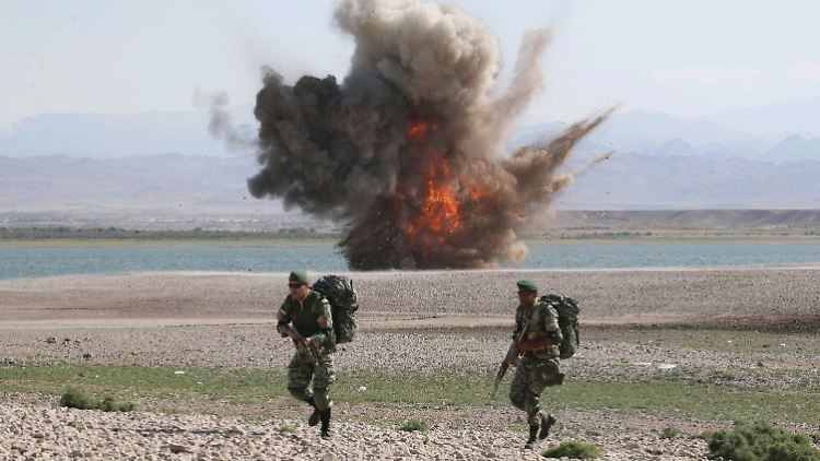 Das von der iranischen Armee stammende Bild zeigt Soldaten Anfang Oktober bei einer Übung, unmittelbar an der Grenze zu Aserbaidschan.
