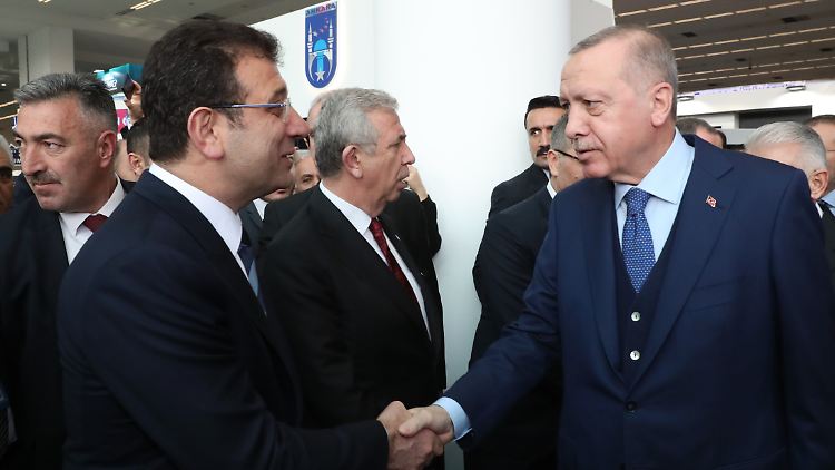 2020 schüttelten sich Erdogan und Istanbuls Bürgermeister Imamoglu noch die Hand.