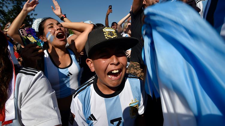 Emoción: Argentinische Fans in Buenos Aires