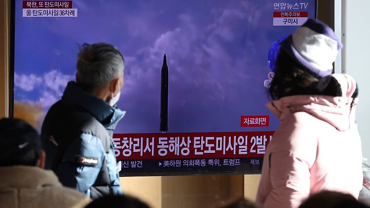 Südkoreaner verfolgen einen Bericht über den Raketenstart auf einem Fernseher im Bahnhof von Seoul.