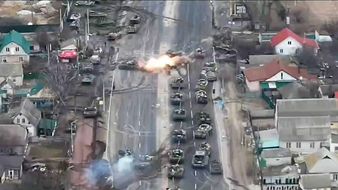 So starken Widerstand hatten die Russen nicht erwartet: Eine russische Panzerkolonne im Anmarsch auf Kiew wird von ukrainischen Truppen hart attackiert. Das Bild stellte das ukrainische Militär zur Verfügung.