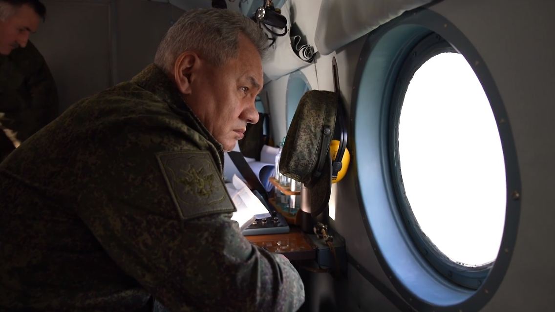 Russlands Verteidigungsminister Sergej Schoigu besucht die Truppen an der Front. Das Bildmaterial wird von seinem Ministerium zur Verfügung gestellt.