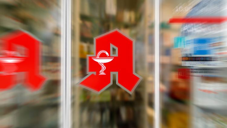 Laut Vier-Punkte-Plan sollen Apotheken Alternativprodukte ausgeben können, ohne dass dafür ein neues Rezept ausgestellt werden muss.