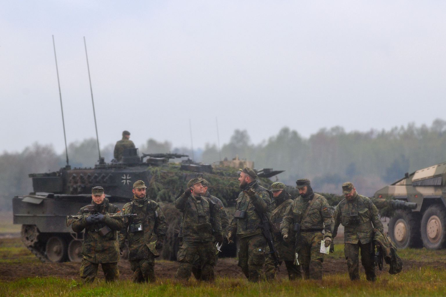 Wer moderne Kampfpanzer hört, denkt als Erstes an den deutschen Panzer "Leopard 2" - dazu später mehr. Hochmoderne Kampfpanzer werden aber auch von anderen Staaten entwickelt und gebaut. Hier eine Übersicht: