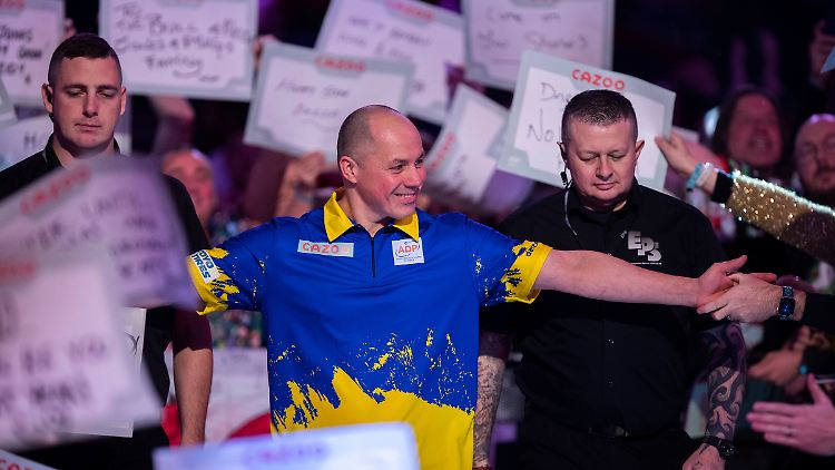 Emotionaler Moment in London: Vladyslav Omelchenko betritt die Darts-Bühne im "Ally Pally".