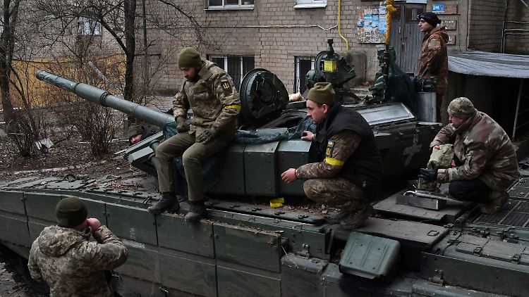 Ukrainische Soldaten bereiten sich in Bachmut auf einen Angriff vor. 