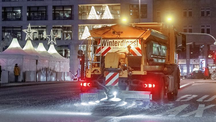 Streufahrzeuge werden - wie hier in Hamburg - zahlreich zum Einsatz kommen müssen.