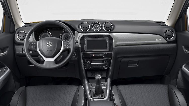 Einen Preis für Innenarchitektur gewinnt der Vitara nicht; die Basisvarianten werden mit manuellem Schaltgetriebe ausgeliefert.