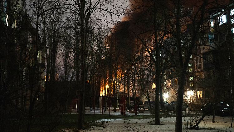 In Kiew steigt nach erneuten Einschlägen russischer Drohnen Rauch auf.