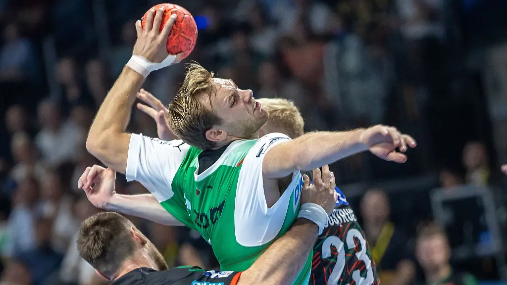 Berlins-Mathias-Gidsel-M-wirft-den-Ball-auf-das-Tor