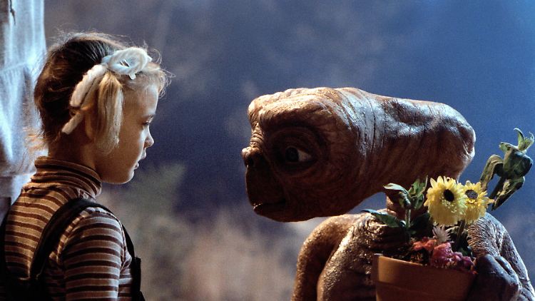 Gleich küsst sie ihn: Draw Berrymore und E.T. 