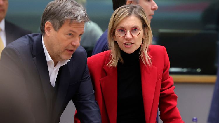 Bundeswirtschaftsminister Robert Habeck im Gespräch mit der französischen Energieministerin Agnes Pannier-Runacher. 