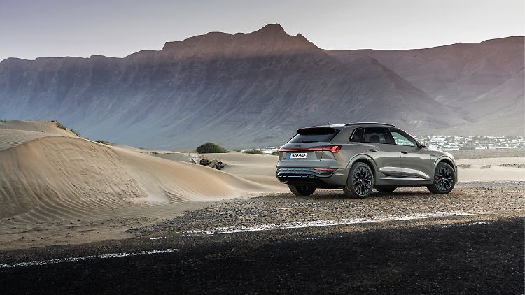 Das neue Top-Modell Q 8 e-tron ist 4,92 Meter lang und damit etwas kürzer als sein Verbrenner-Pendant.